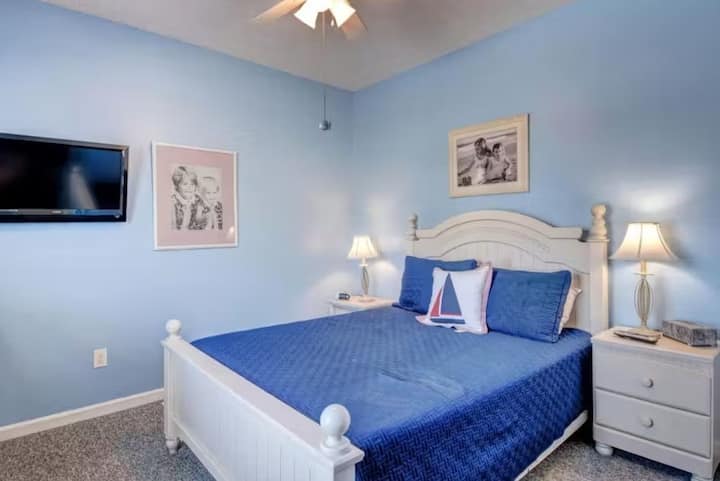 Dormitorio en el piso principal con cama tamaño queen, armario y baño completo al otro lado del pasillo.