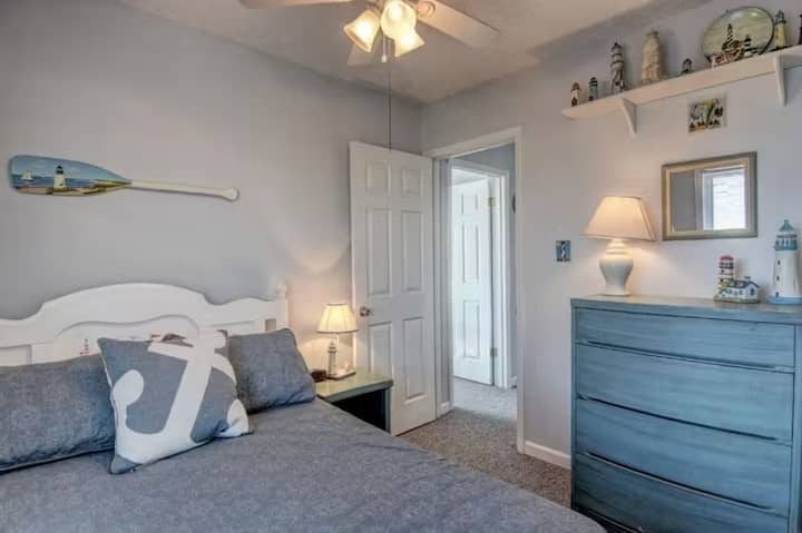 Dormitorio en el segundo piso, cama tamaño queen y armario.