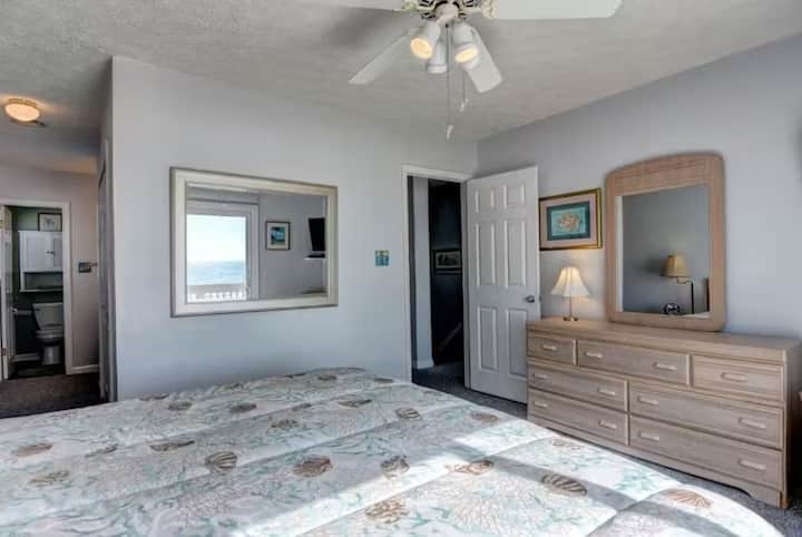 Dormitorio principal con cama tamaño king, baño completo, TV y terraza junto al mar. Segundo piso.