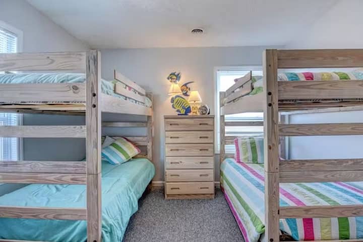 Dormitorio en el segundo piso con 4 literas, armario y cómodas.  Fácil acceso a un baño completo.