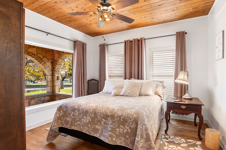 Nenda kwenye usingizi mzuri kwenye kitanda cha ukubwa wa malkia katika chumba cha kulala cha pili na uamke na mwanga mwingi wa asili!