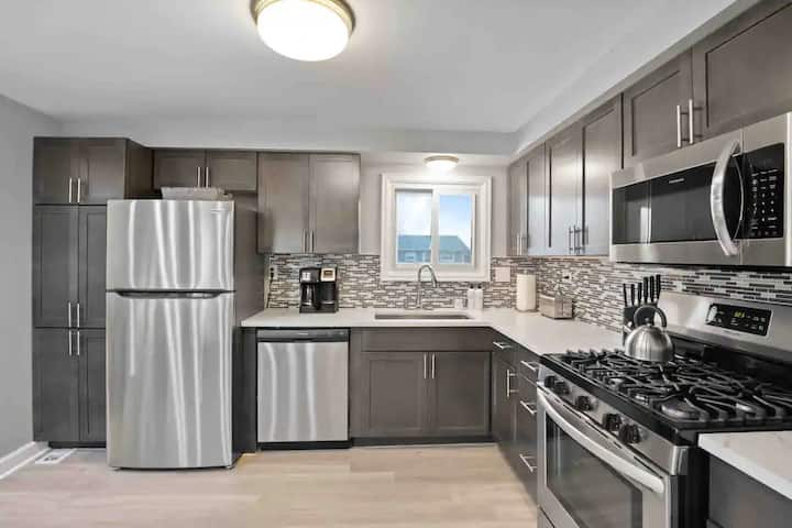 4br Near Woodfield Mall & Metra | Lcp Collection - Schaumburg, IL