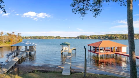Lake Front Cottage, Dock and Boathouse, Gorgeous!