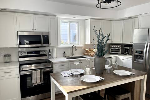 New and Cozy Cottage Minutes to Georgian Bay!