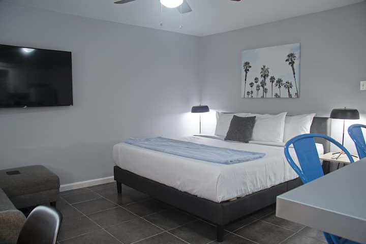 Your Montrose Studios | Sleeps 56/28br/28ba/23pa - Houston, TX