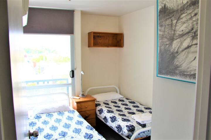 Spacious CBD Retreat | 4BR Apartment for Groups gallery image 3