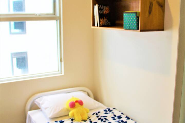 Spacious CBD Retreat | 4BR Apartment for Groups gallery image 5