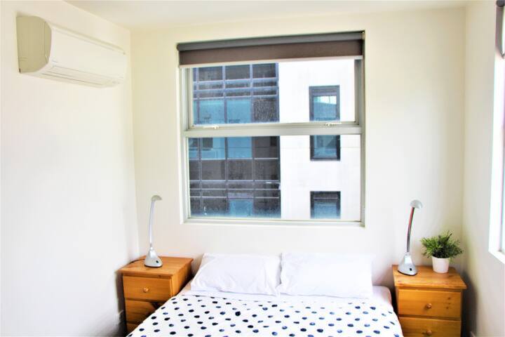 Spacious CBD Retreat | 4BR Apartment for Groups gallery image 4