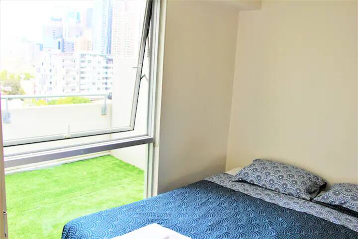 Spacious CBD Retreat | 4BR Apartment for Groups gallery image 2