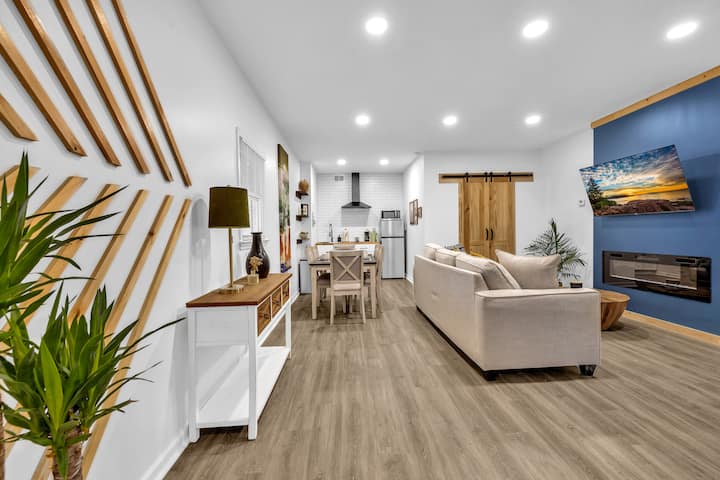 Esta elegante habitación con detalles de grano de madera es el lugar perfecto para relajarse.