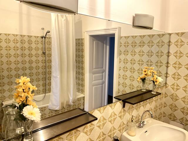 Bright City Center Apartment gallery image 5