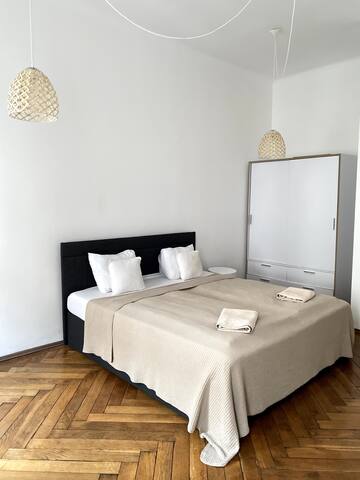 Bright City Center Apartment gallery image 3