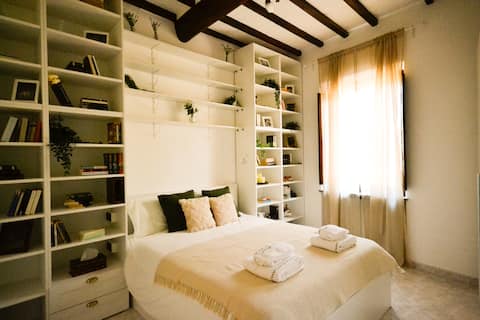 Annuncio Airbnb popolare: The Librarian's home a San Gimignano