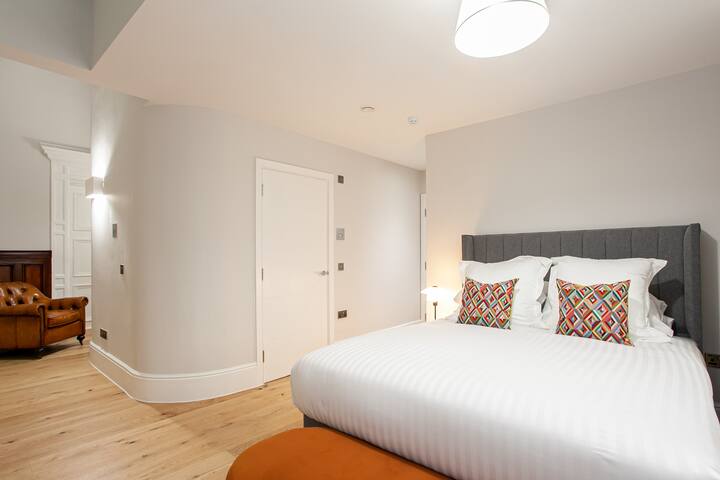 Unique City Centre Luxury Three Bed Apartment gallery image 4