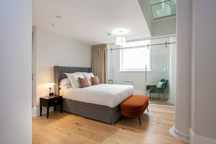 Unique City Centre Luxury Three Bed Apartment gallery image 5