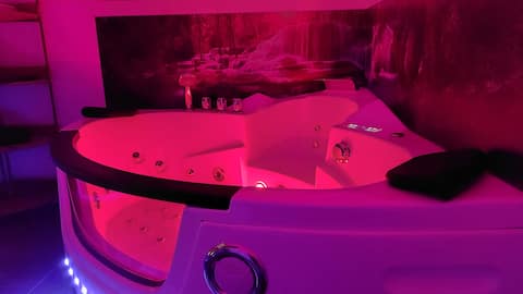 Love Cottage with hot tub and garden