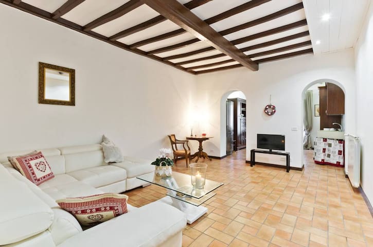 La Finestra su Trastevere • Chic Central Apt. 7ppl