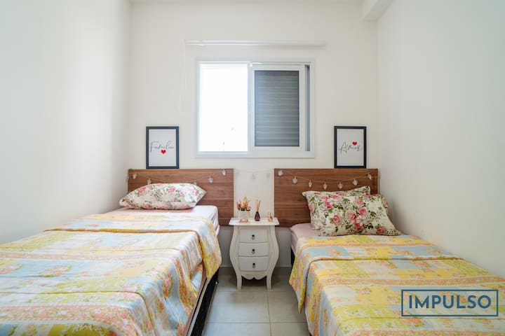 Habitación con dos camas nuevas (cambiamos el colchón que tenía una mayor rigidez)