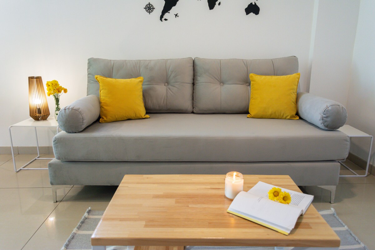 كرسي مريح من 1.90 × 0.90، والذي يمكن استخدامه كسرير للفراش الثالث.