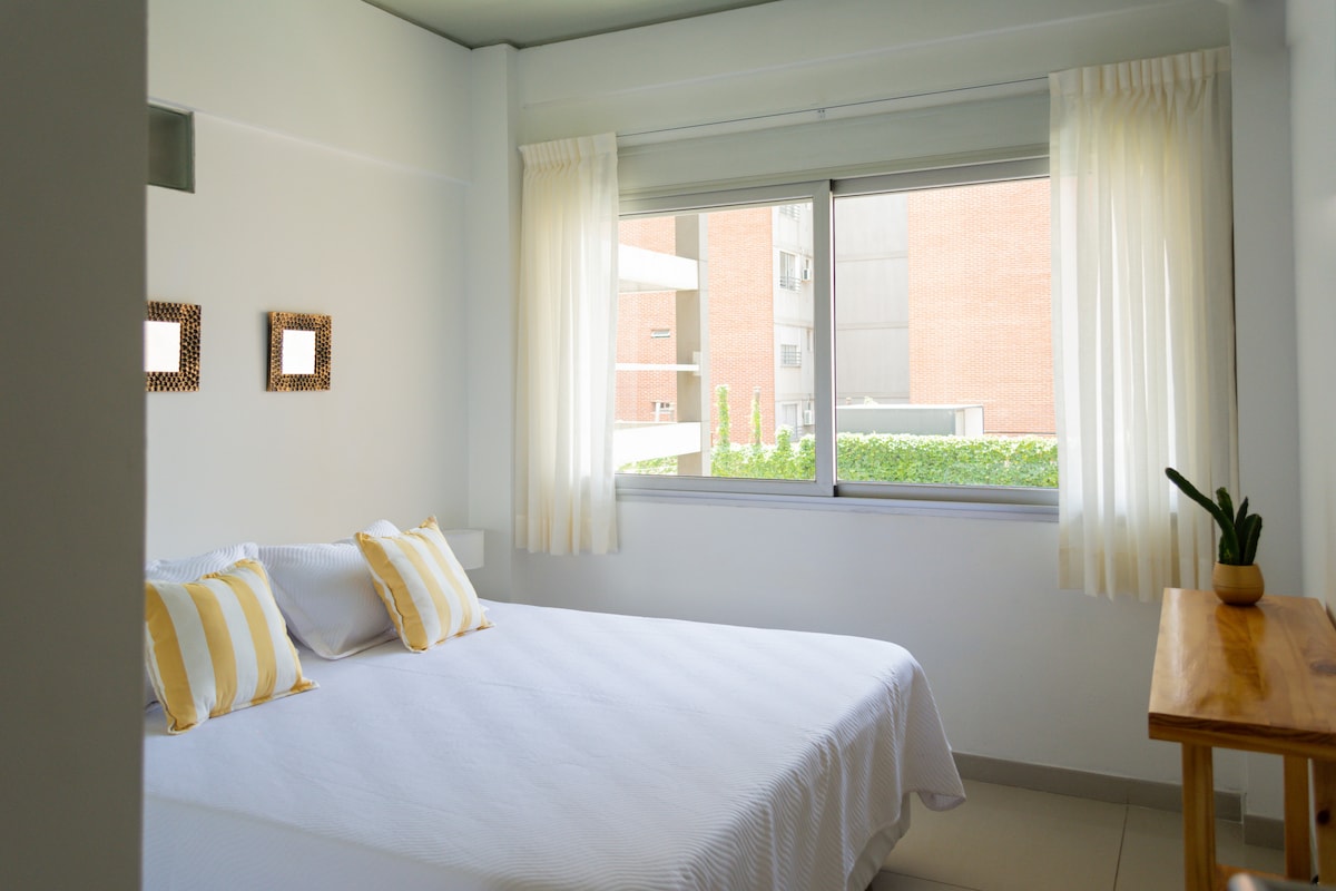 غرفة نوم مع نافذة كبيرة وأسود.