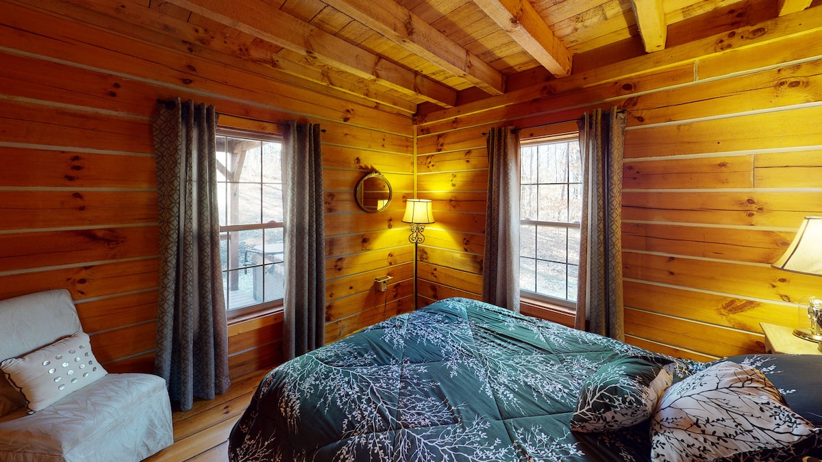 Main level bedroom w/ full sized bed