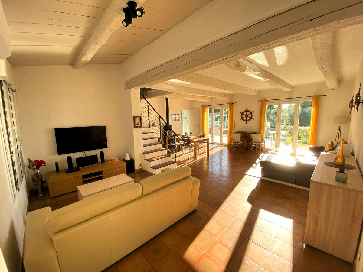 Top Airbnb: Villa Evaluna swimming pool and sea views in Saint Cyr Sur Mer