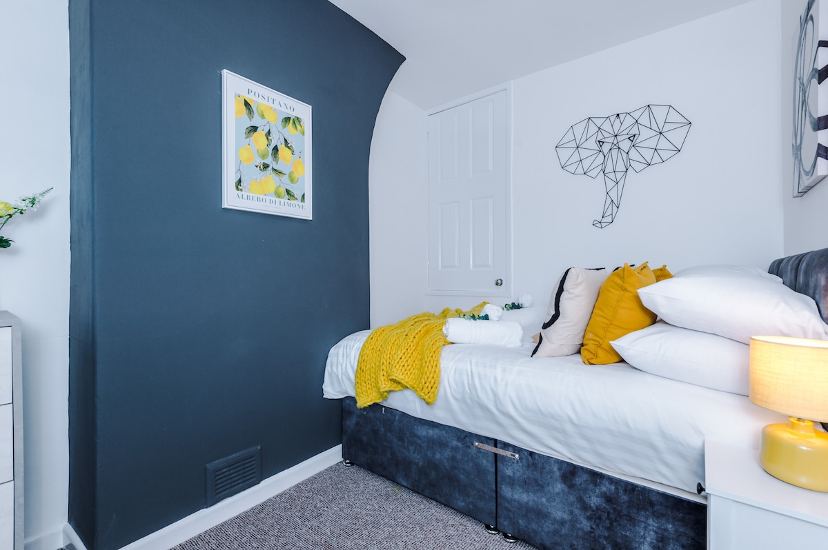 2号卧室配有舒适的小号双人床和充足的存储空间。