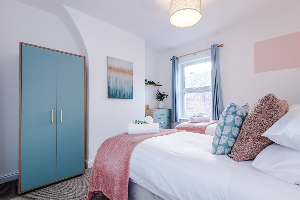 根据您的要求， 1号卧室可以配置为舒适的超大双人床或两张同样舒适的单人床。