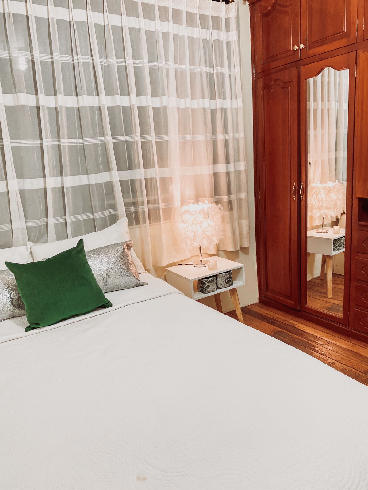 Kamer 3 aan de achterkant van het appartement (minder voertuiglawaai) geventileerd met een tweepersoonsbed (2 personen) en een eenpersoonsbed (1 1/2 personen), kledingkast. Naast volledige badkamer 2.