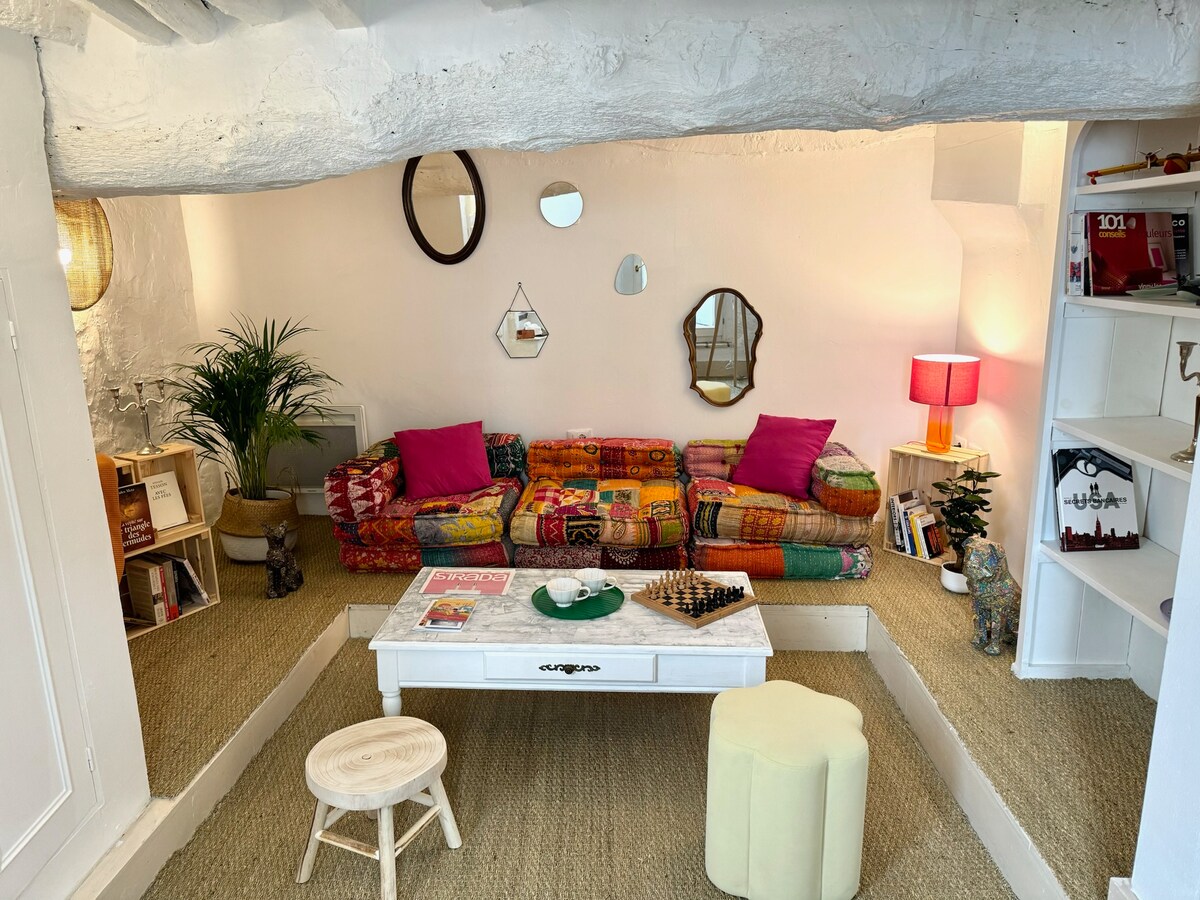 Annuncio Airbnb popolare: Charming village house in the historic center a Valbonne
