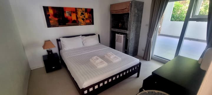 Dormitorio con ventilador de techo. Puertas francesas en una terraza cubierta de 60 metros cuadrados.