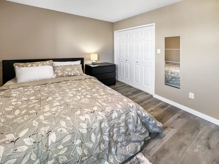 Თბილი და ნათელი ფართო საძინებელი პირველადი საჭიროების კომოდებით, უთოთი და პორტატული გამათბობლით.