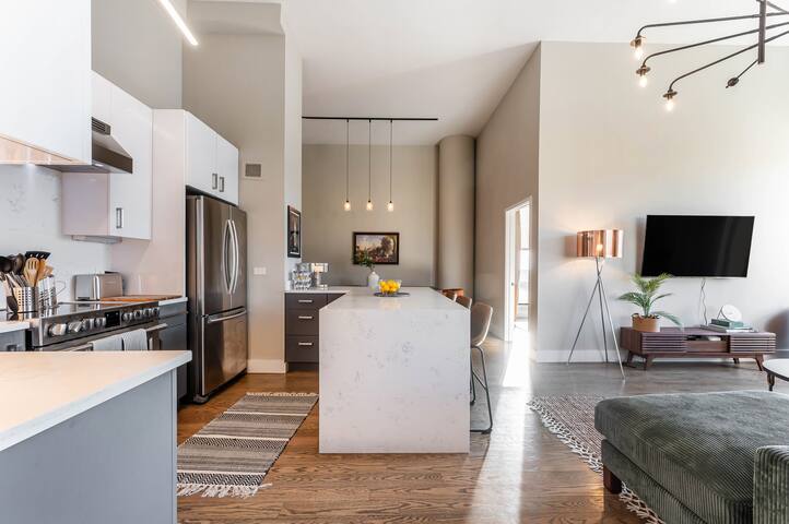 Dtown Penthouse 3bd VIEWS+Parking +Gym+Pool gallery image 3