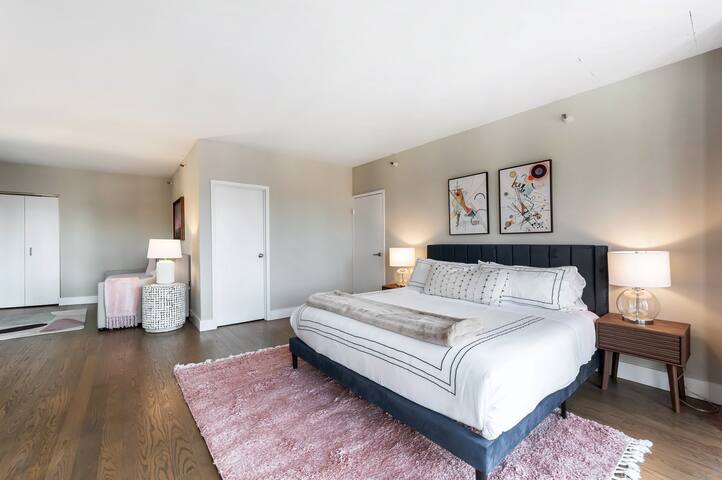 LUX Dtown Penthouses 9bd/9ba Sleep 25+Parking+Pool gallery image 2