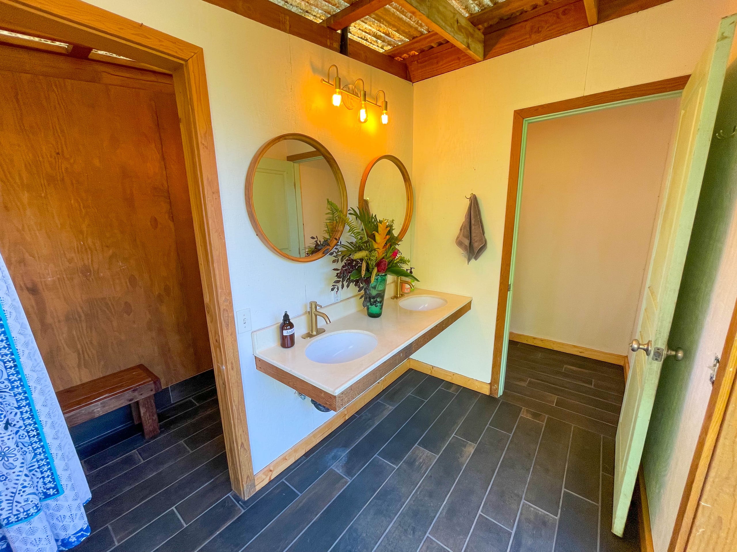 Kukui Cabin - Private bathroom and shared kitchen - Photo 21