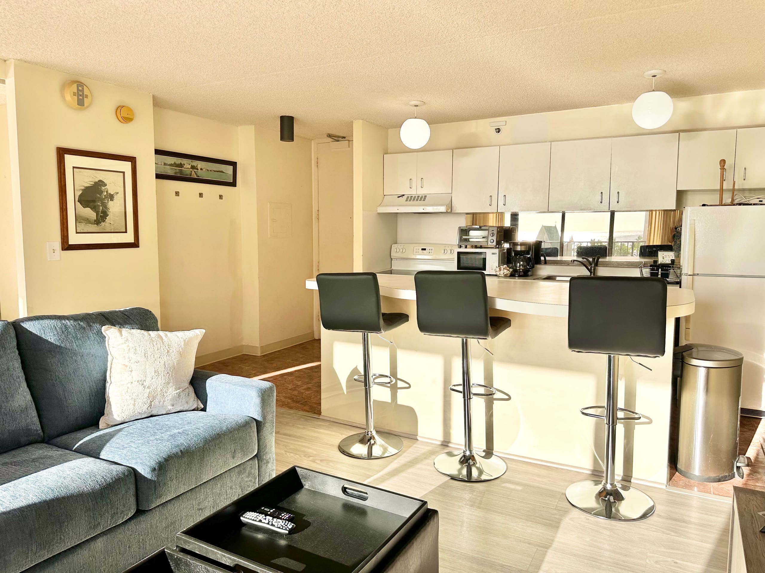 Chic 1bdrm w/OV and Free Parking at Waikiki Banyan - Image 6