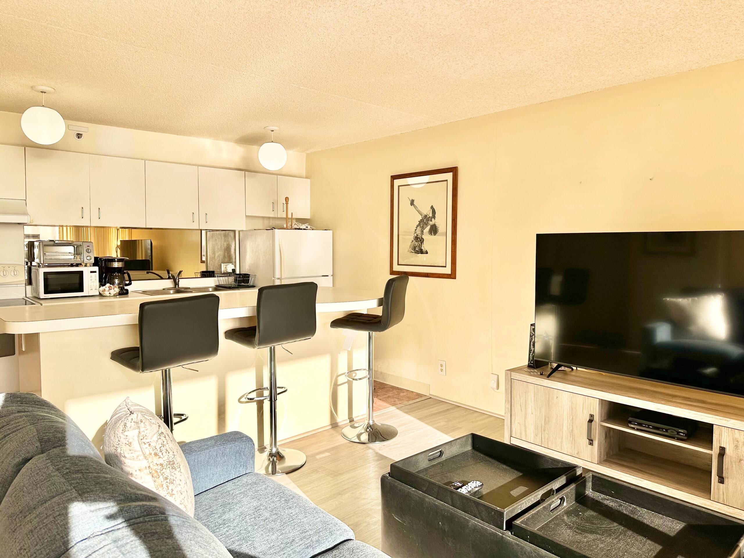 Chic 1bdrm w/OV and Free Parking at Waikiki Banyan - Image 8