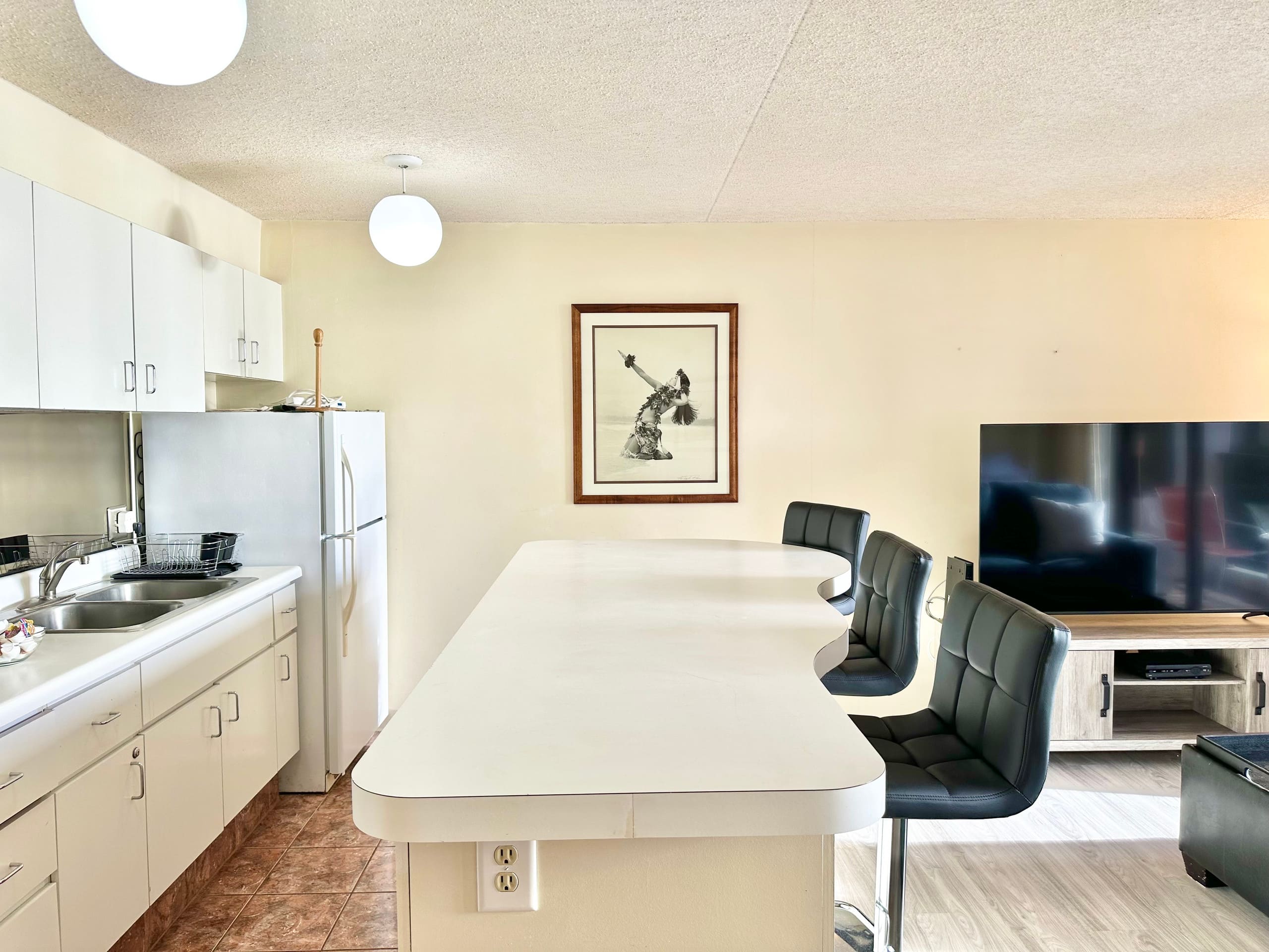 Chic 1bdrm w/OV and Free Parking at Waikiki Banyan - Image 2