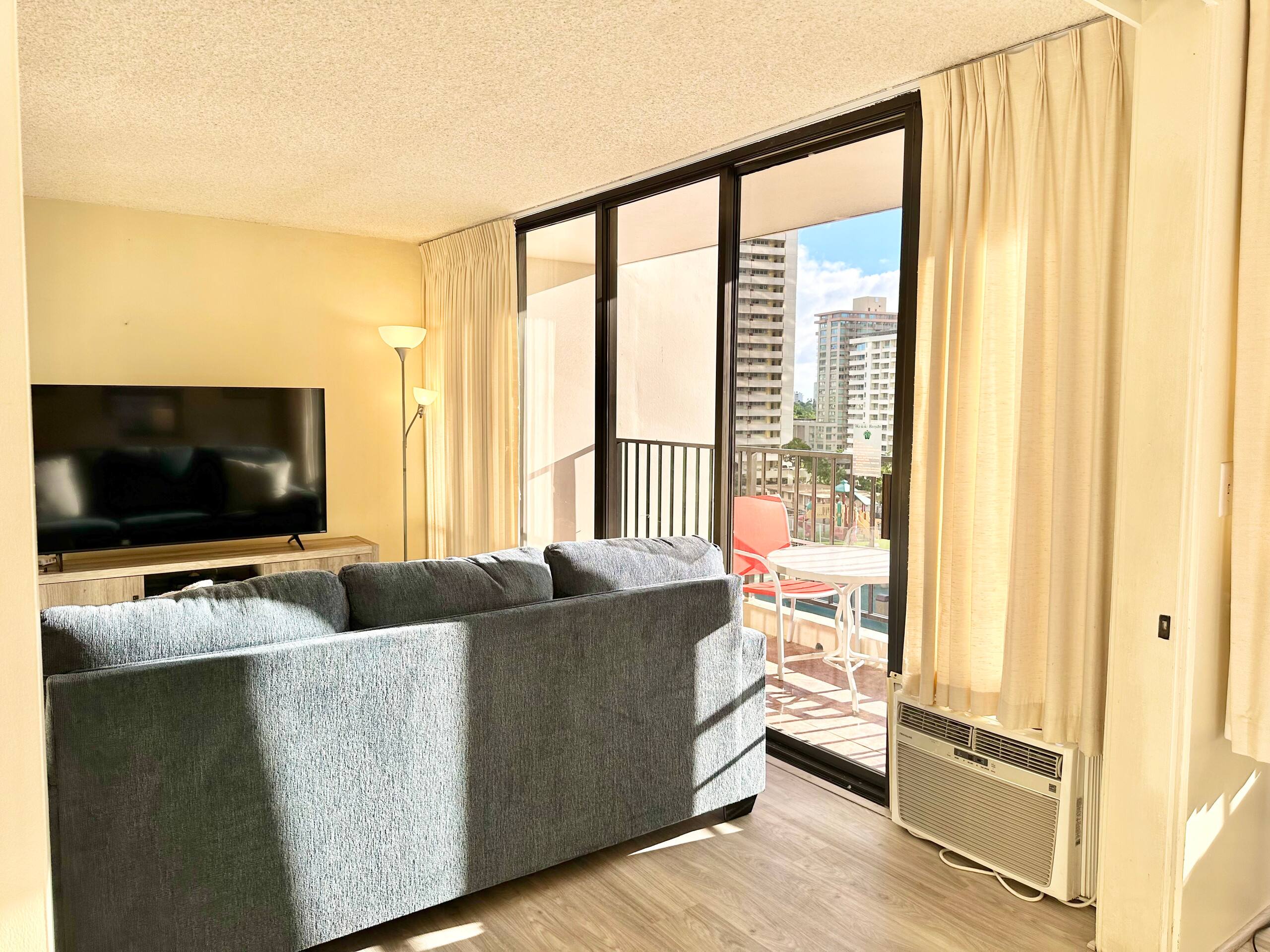Chic 1bdrm w/OV and Free Parking at Waikiki Banyan - Image 17