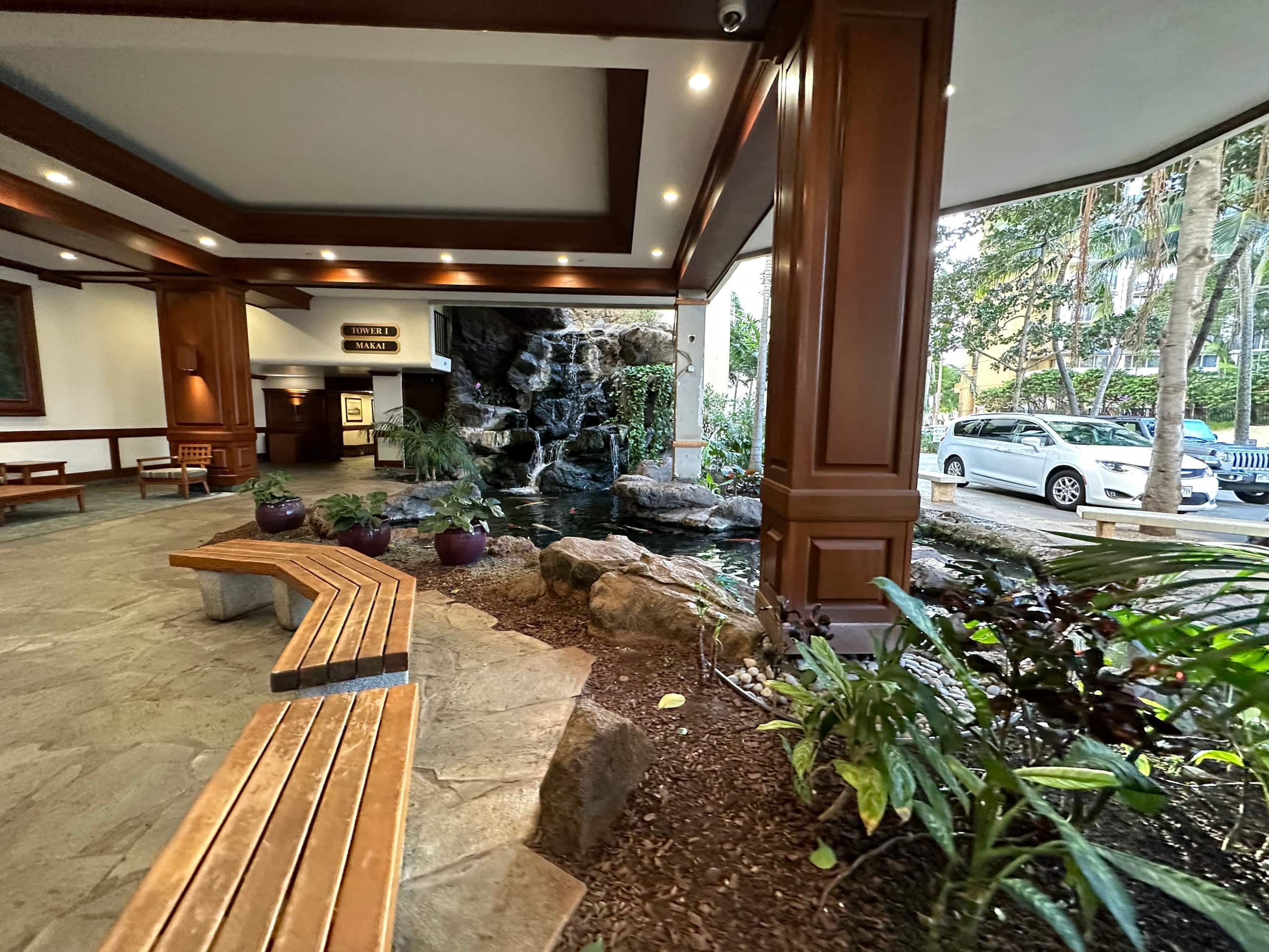 Chic 1bdrm w/OV and Free Parking at Waikiki Banyan - Image 28