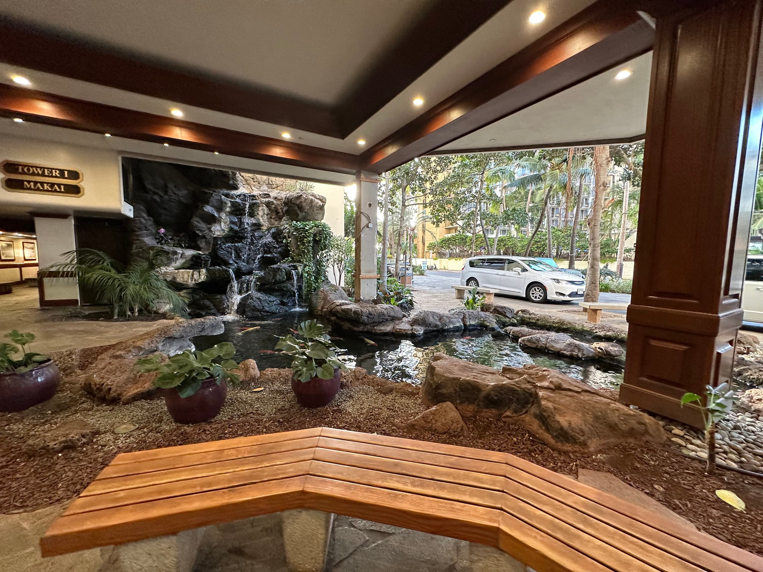Chic 1bdrm w/OV and Free Parking at Waikiki Banyan - Image 29