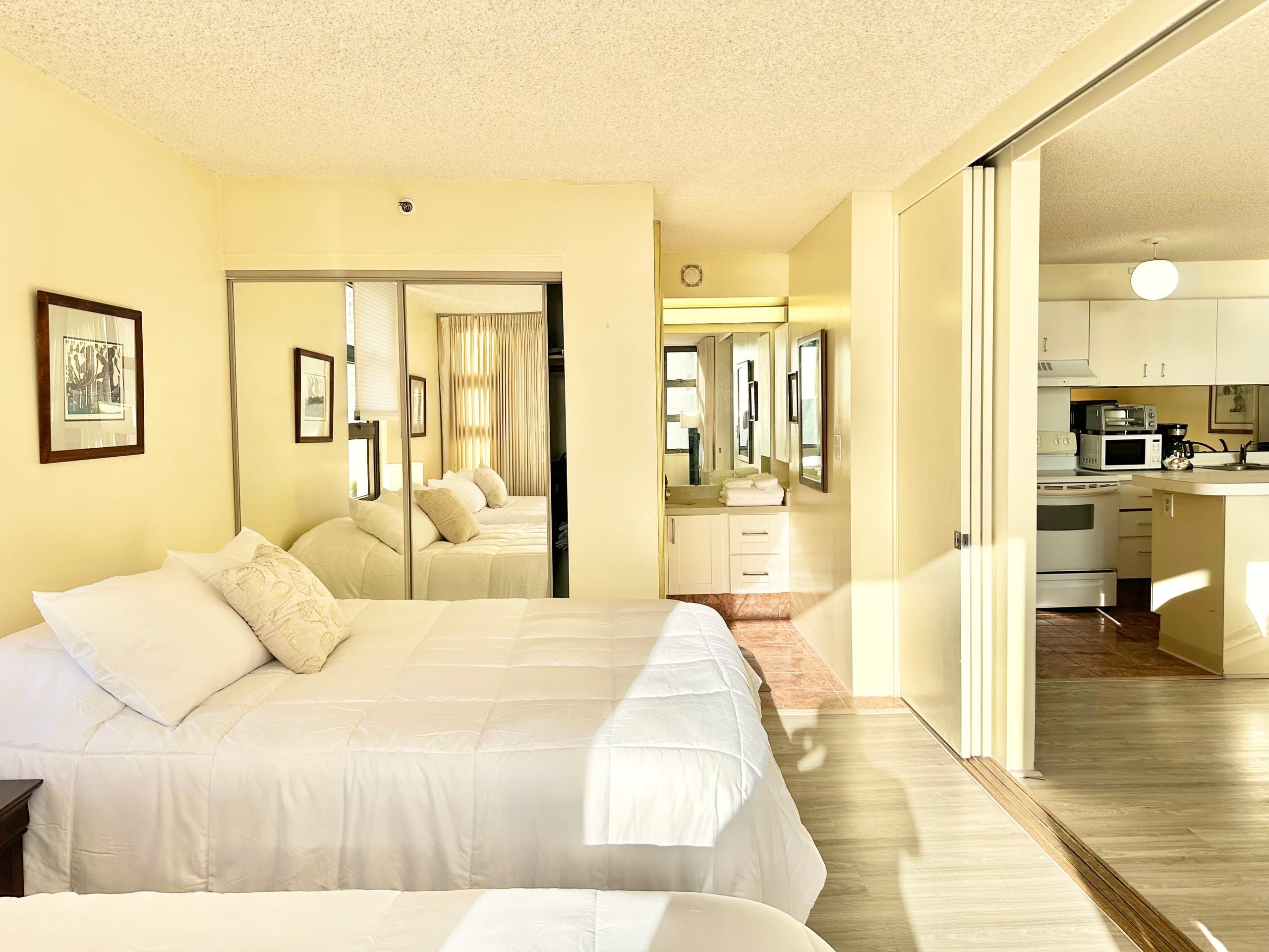 Chic 1bdrm w/OV and Free Parking at Waikiki Banyan - Image 15