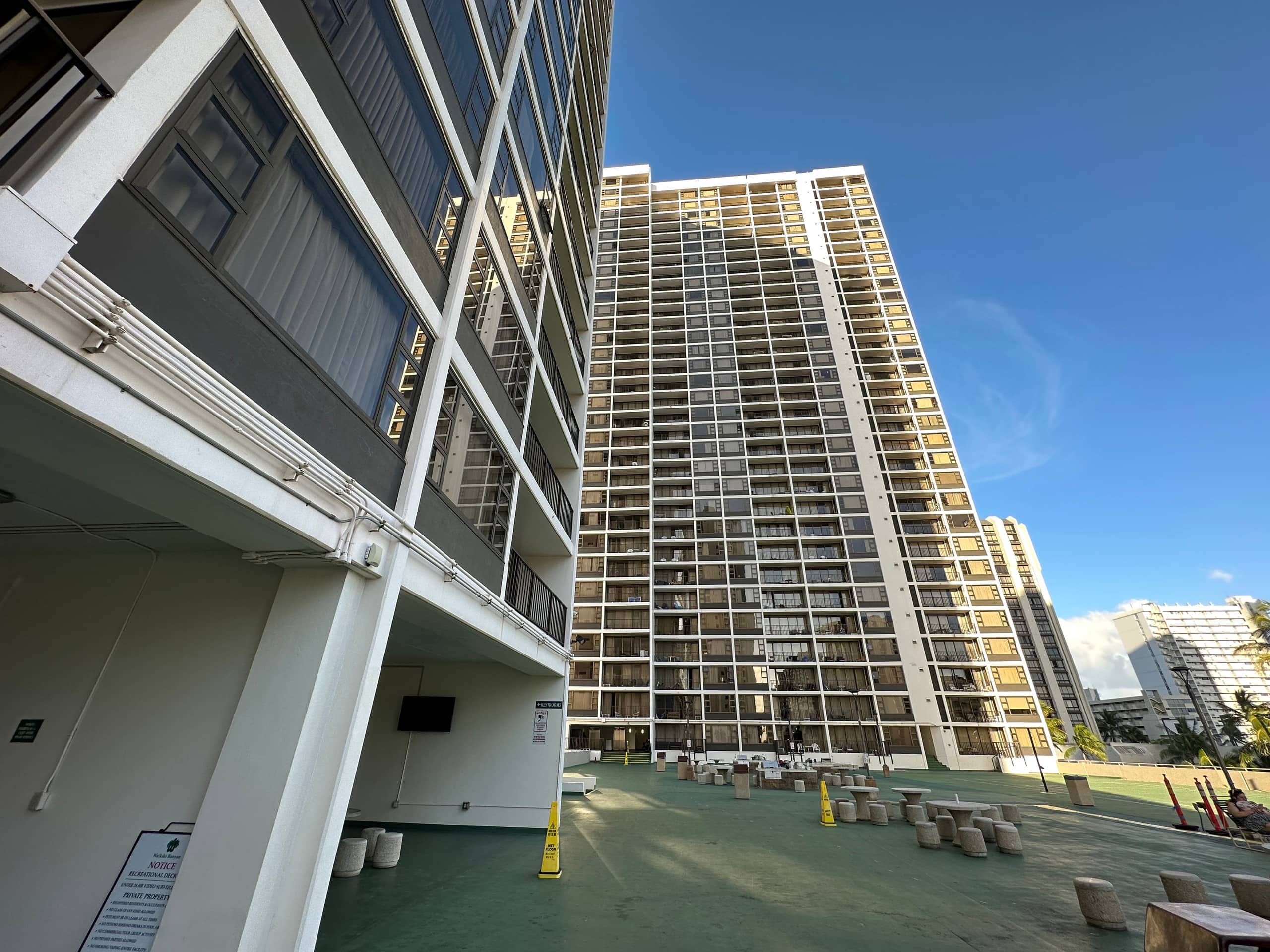 Chic 1bdrm w/OV and Free Parking at Waikiki Banyan - Image 26