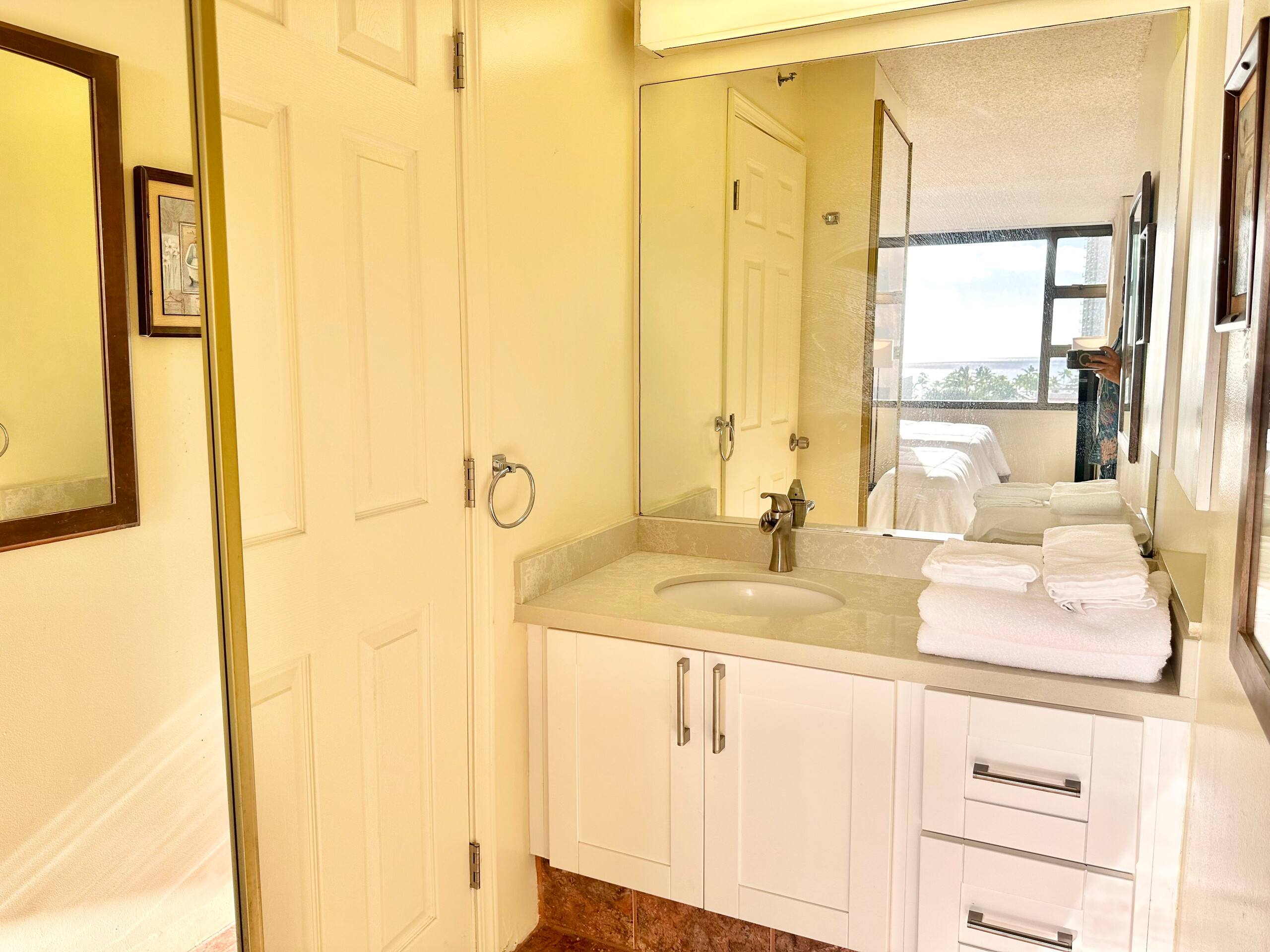 Chic 1bdrm w/OV and Free Parking at Waikiki Banyan - Image 19