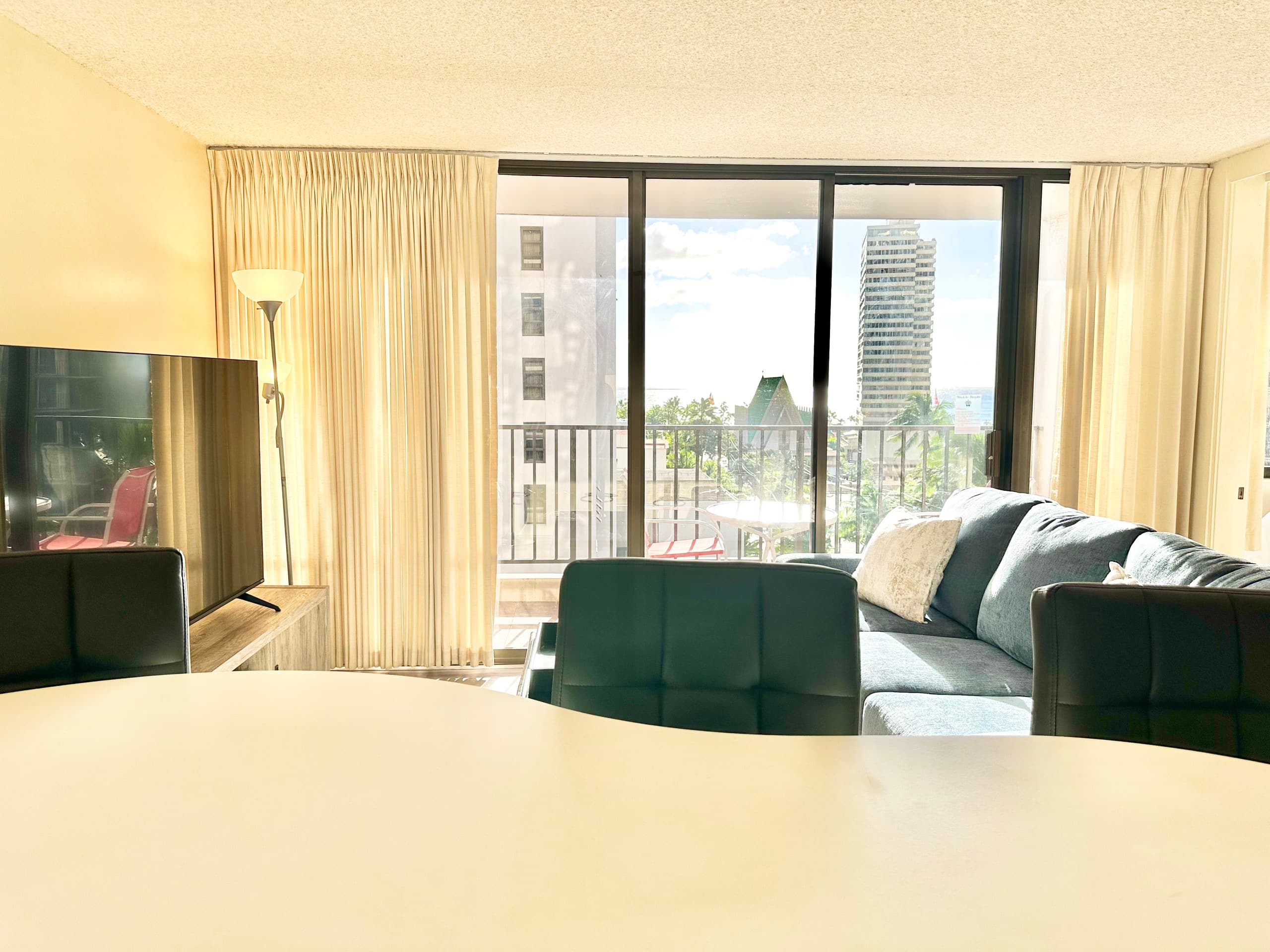 Chic 1bdrm w/OV and Free Parking at Waikiki Banyan - Image 7