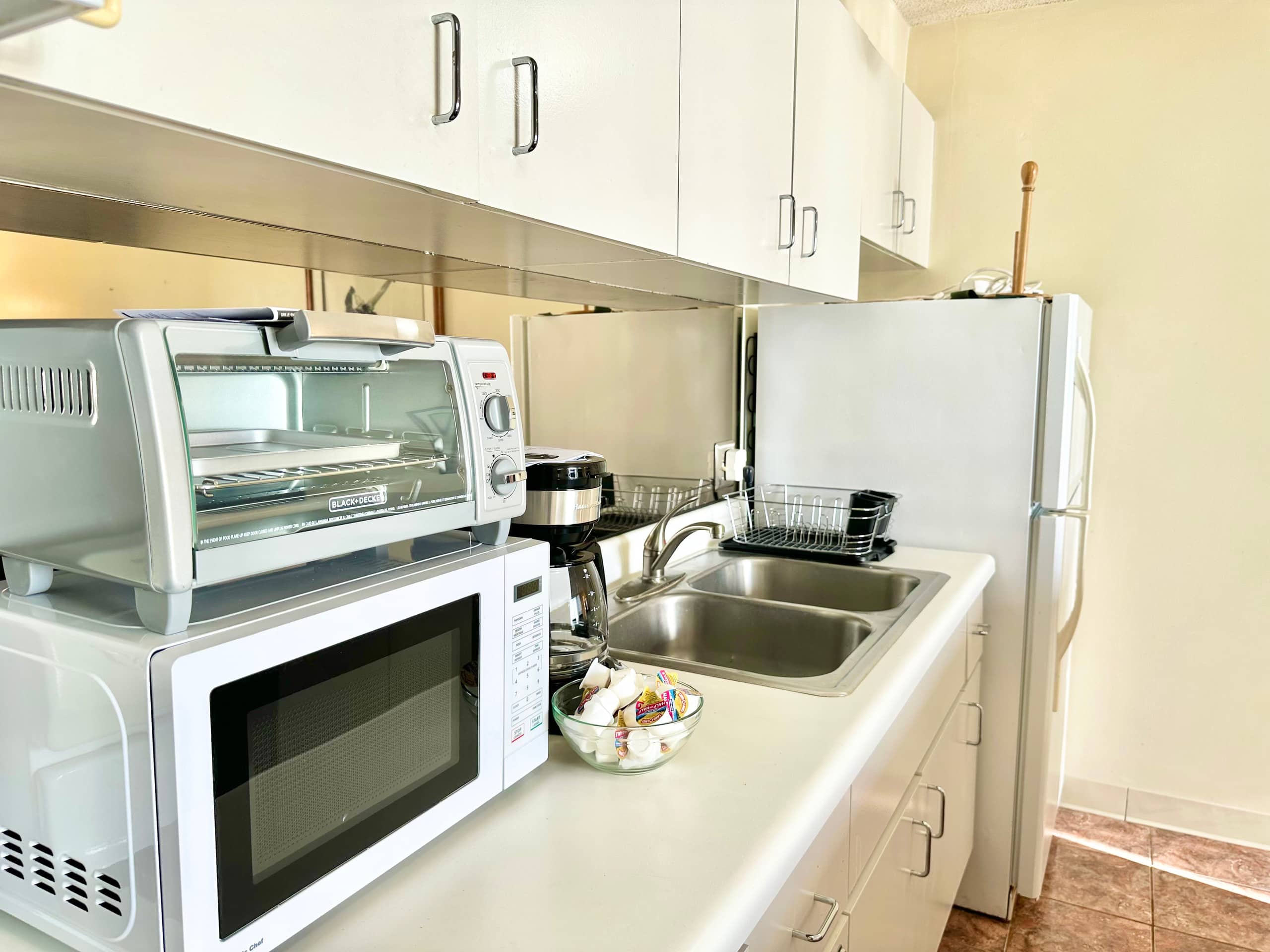 Chic 1bdrm w/OV and Free Parking at Waikiki Banyan - Image 4