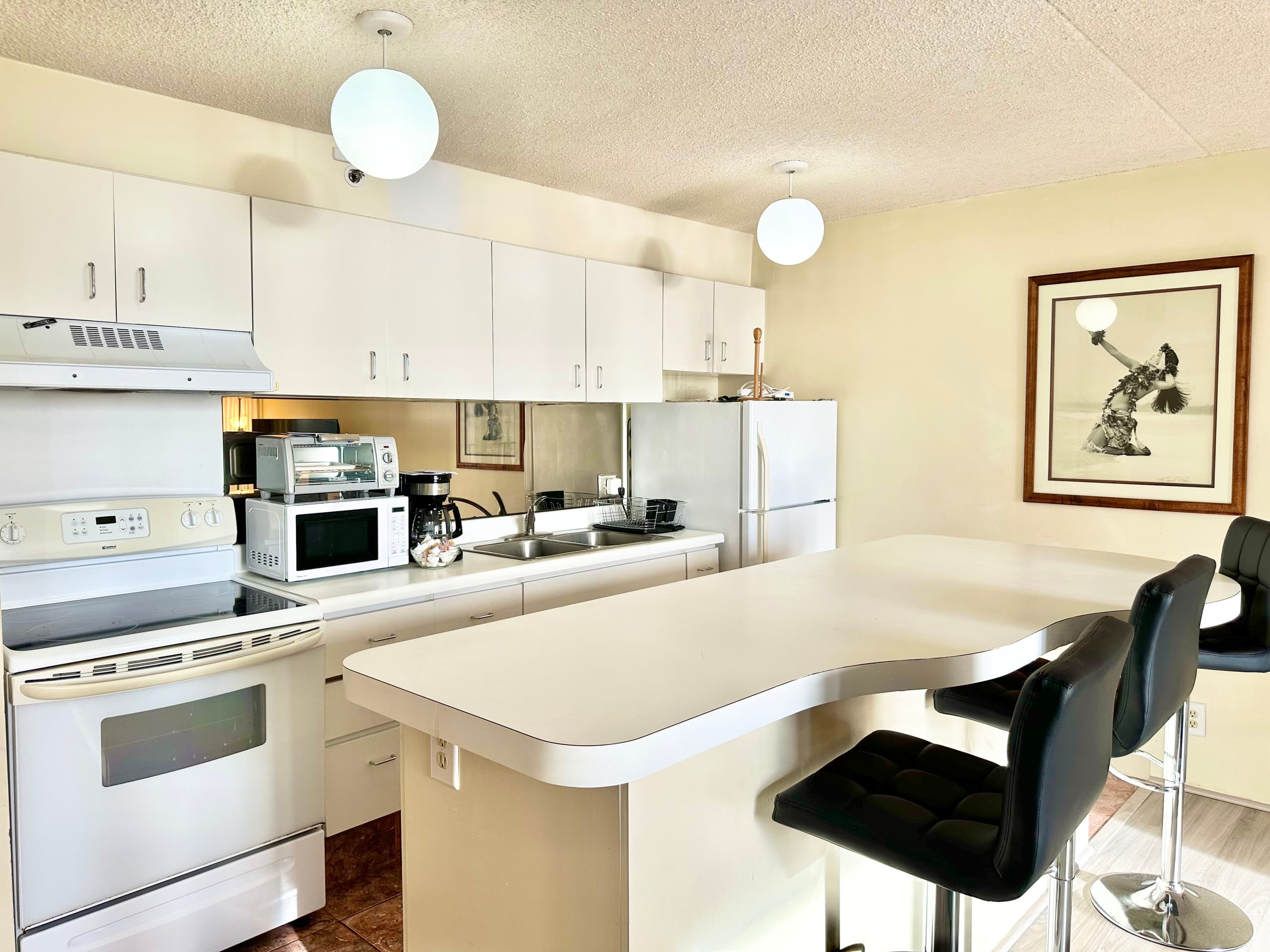 Chic 1bdrm w/OV and Free Parking at Waikiki Banyan - Image 5