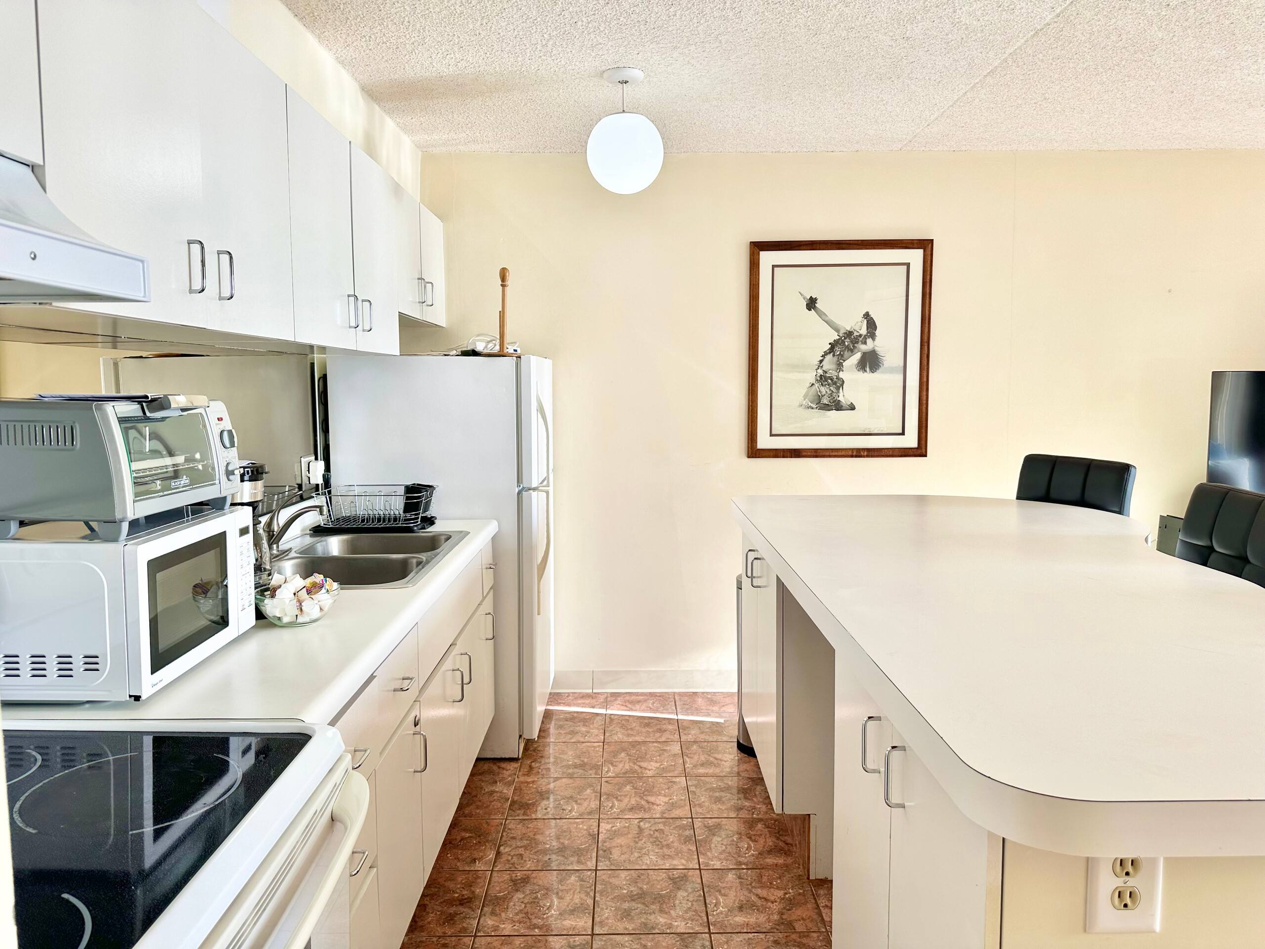 Chic 1bdrm w/OV and Free Parking at Waikiki Banyan - Image 1