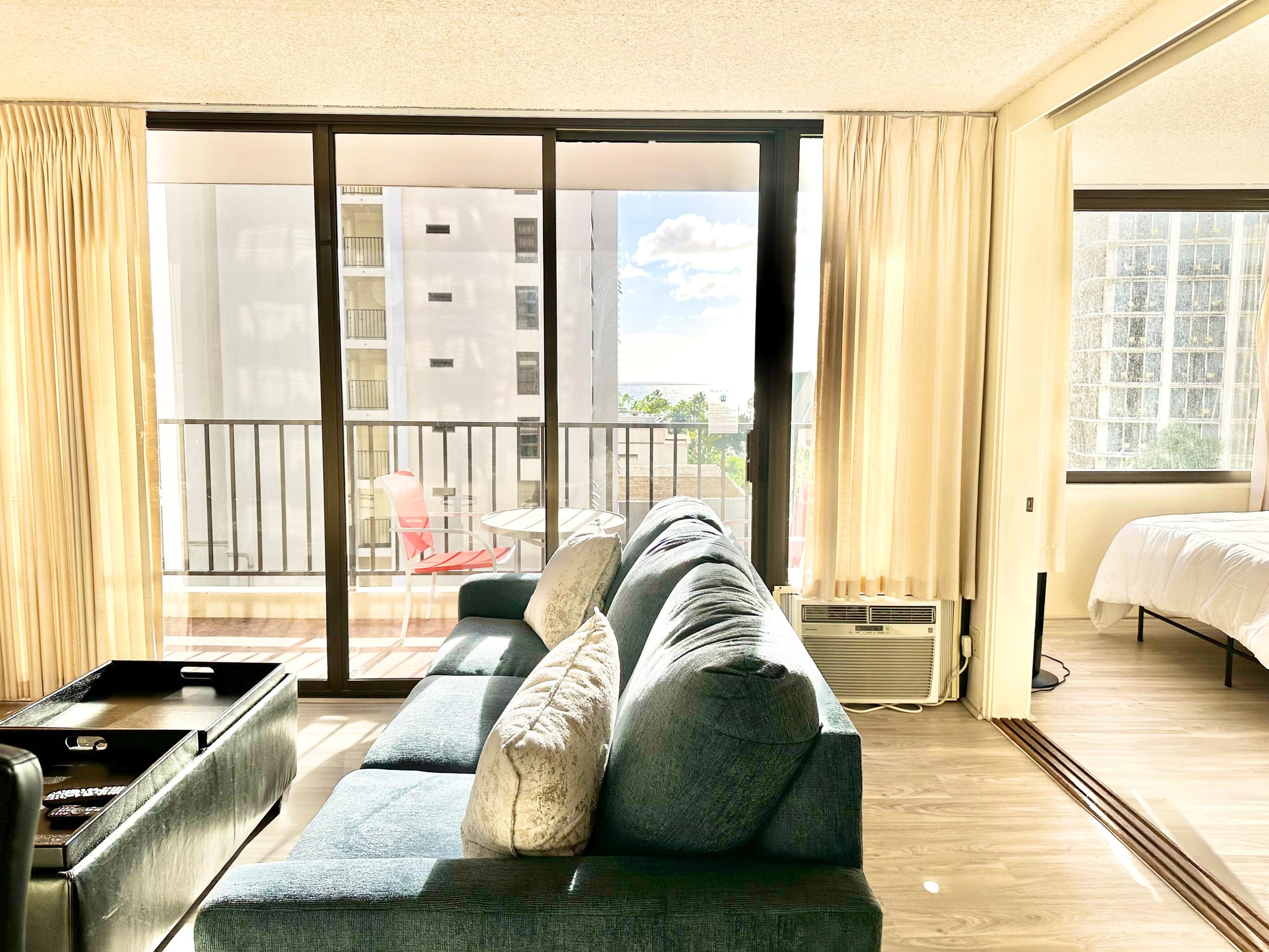 Chic 1bdrm w/OV and Free Parking at Waikiki Banyan - Image 11