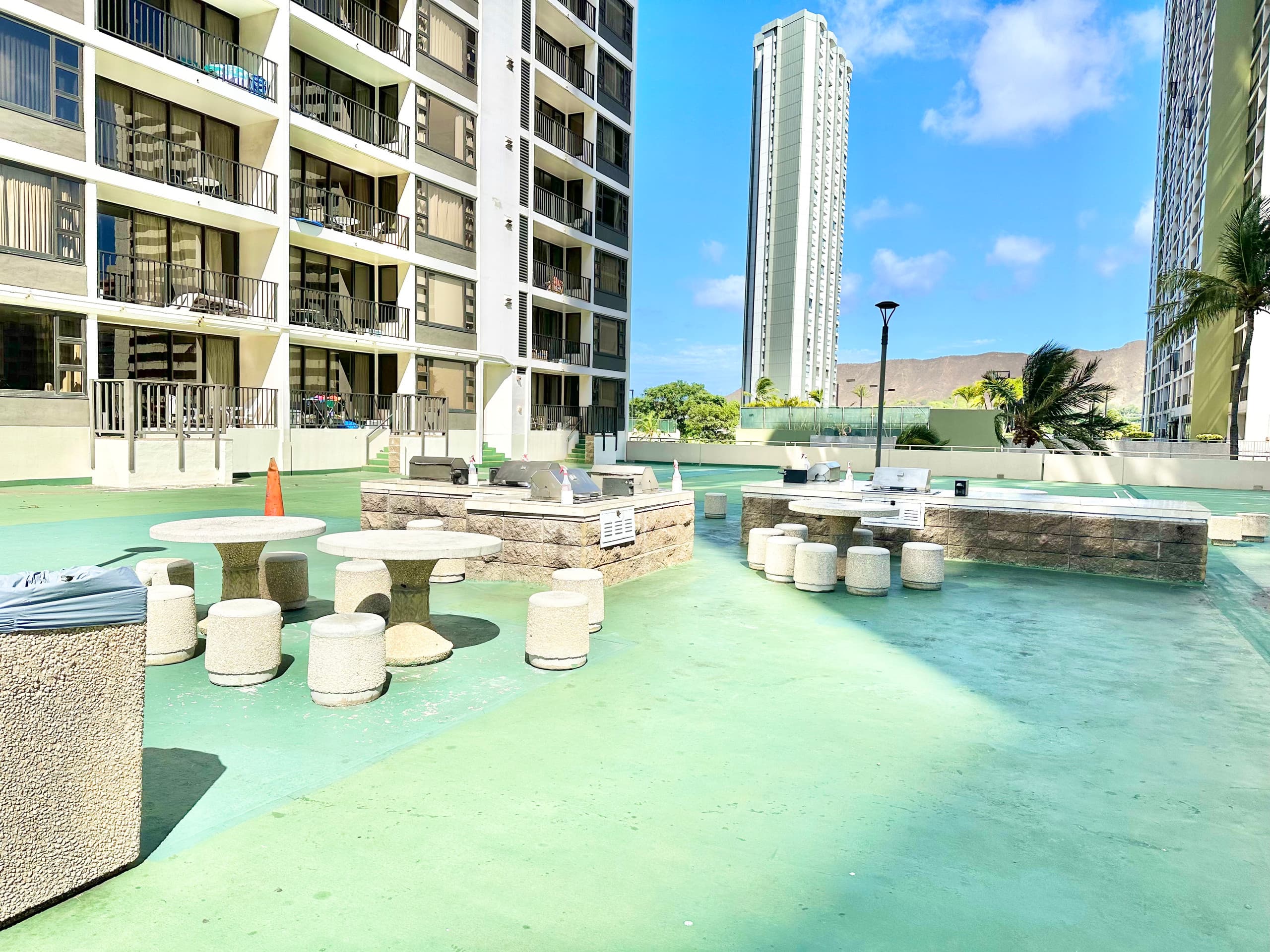 Chic 1bdrm w/OV and Free Parking at Waikiki Banyan - Image 23